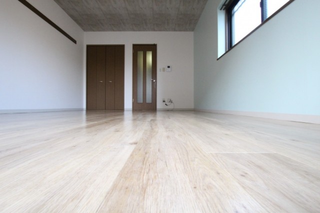 床はフロアタイル。無垢材のよう。