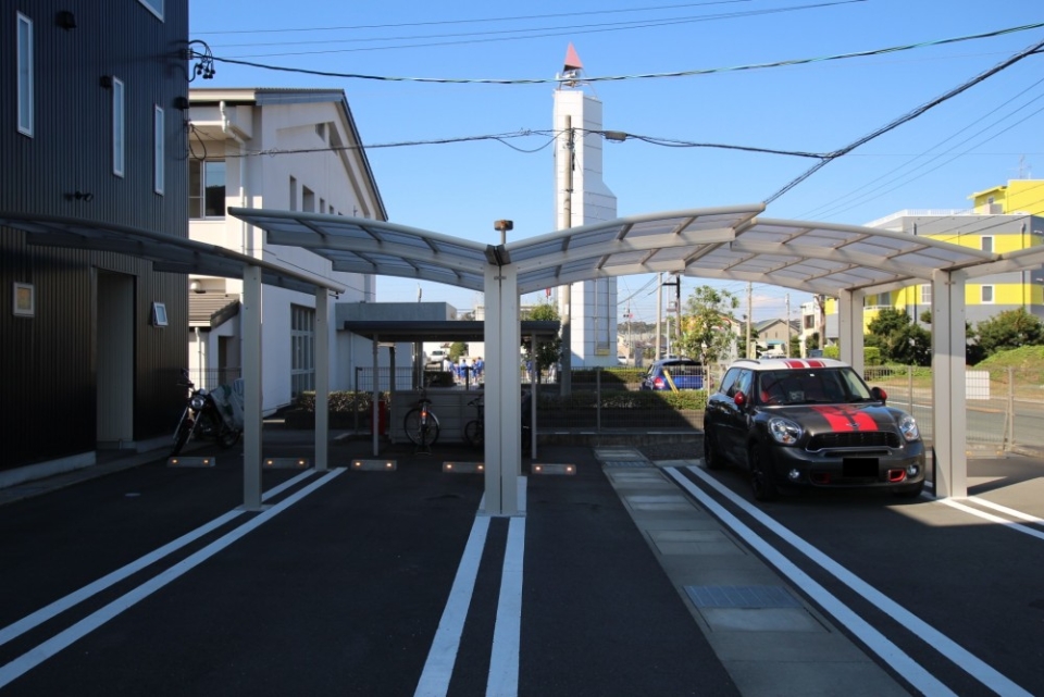 縦列駐車場の内1台分はカーポートが設置されている。