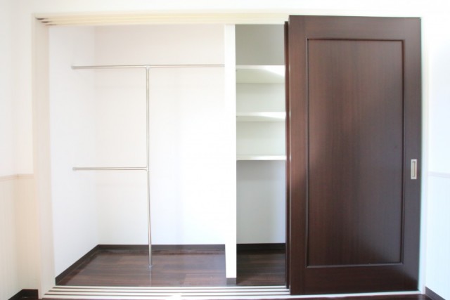 洋室の収納概要。左側はハンガーで洋服などを、右側は可動式の棚板タイプになってい。