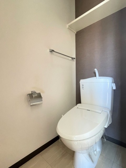 棚付きのシンプルなトイレ