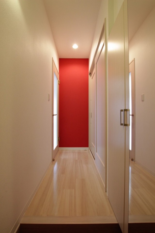 玄関を開けるとこの赤色に迎えられる。