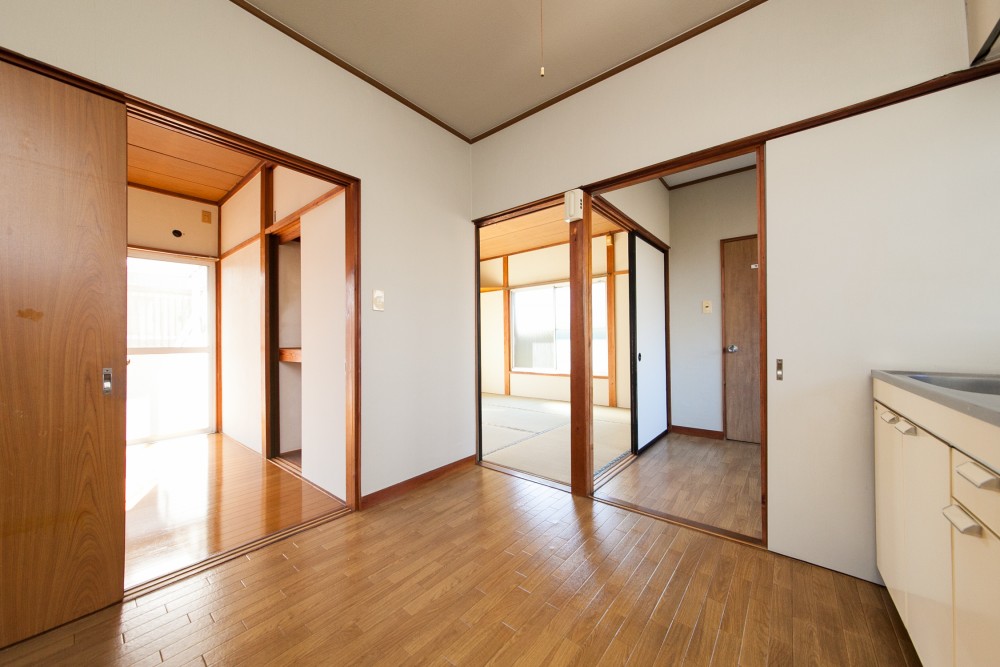 玄関・和室・キッチン・洋室と、間取りは田の字の形。