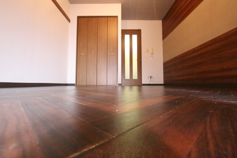 床と壁がお互いの柄が強調し合っているお部屋です。