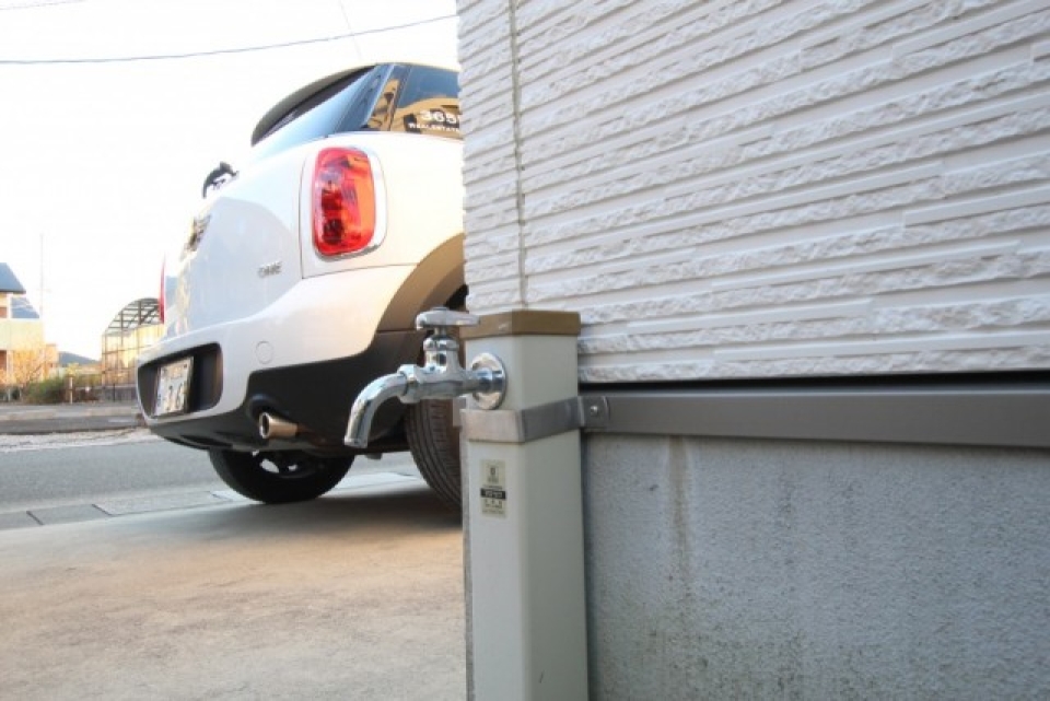 ガレージ脇には水栓もついており洗車可能。