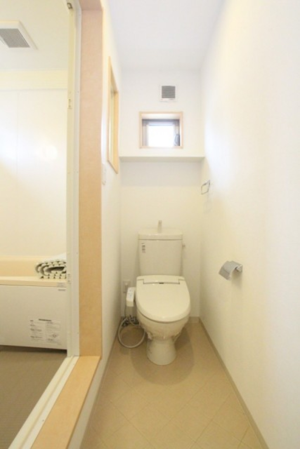 トイレは1階、脱衣スペースも兼ねている。