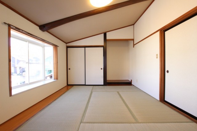 8帖の和室は天井の梁との調和がとれて安らげるデザイン。