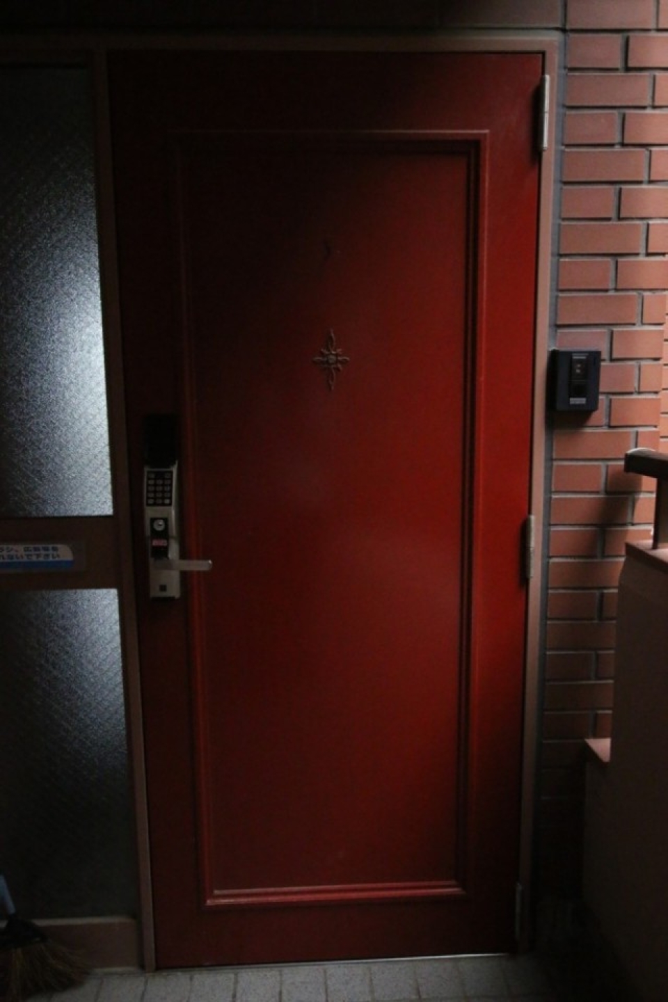 赤井レトロ扉がカワイイ玄関。