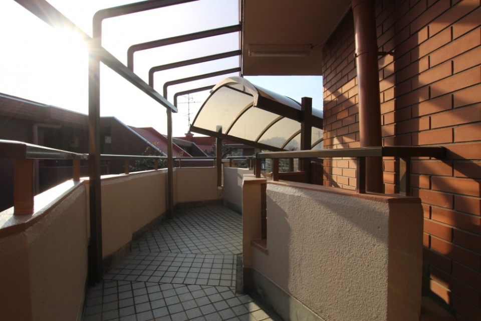 共用階段からのアプローチ、テラスが付いた特別仕様。