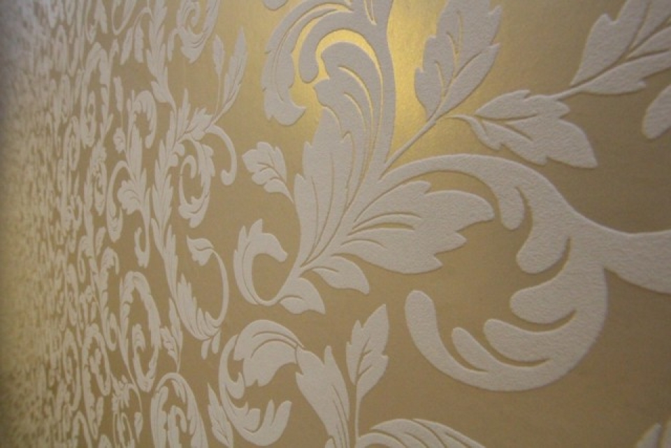 華やかなシャンパンゴールドの壁紙を使用。