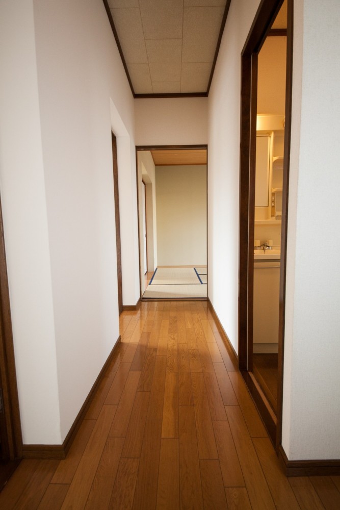 玄関から和室を望む。廊下をはさんで左右に部屋が並ぶ。