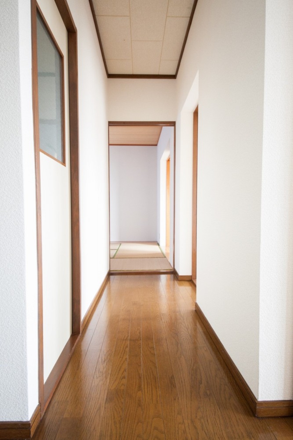玄関から和室を見る。左右に部屋が並びます。