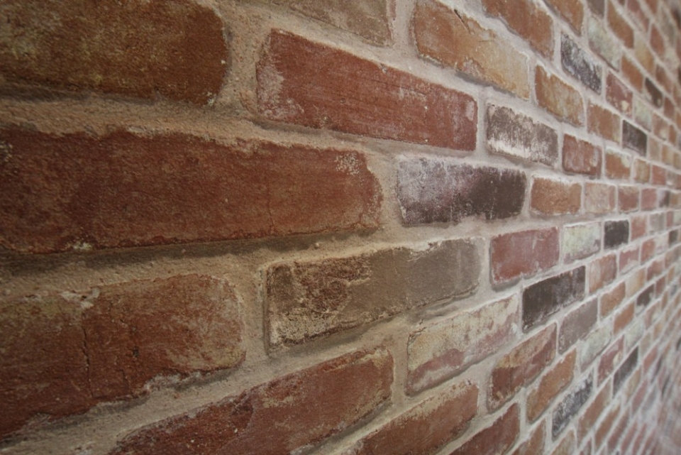凹凸感ない煉瓦調の壁紙が使用されている。