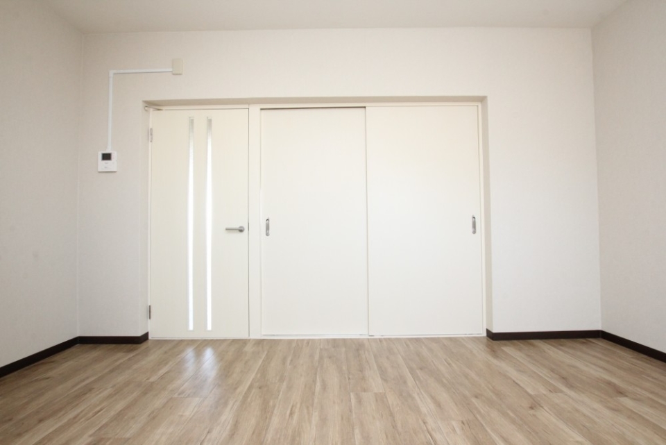 一番左のドアが6帖洋室、右2枚の引き戸が7.5帖洋室へ続きます