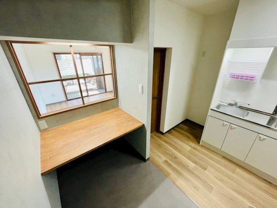 小窓からお部屋がのぞめます。目線が気になる場合はカフェカーテンなどつけるとよさそう