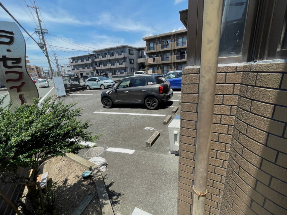デッキからすぐ駐車場です