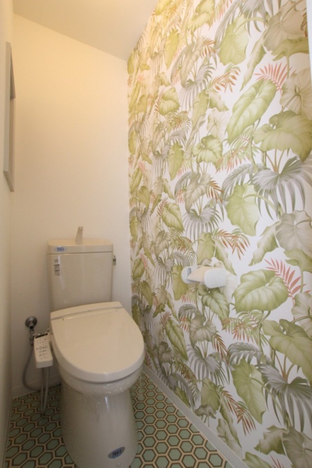 トイレもナチュラルテイストの壁紙が貼られている。