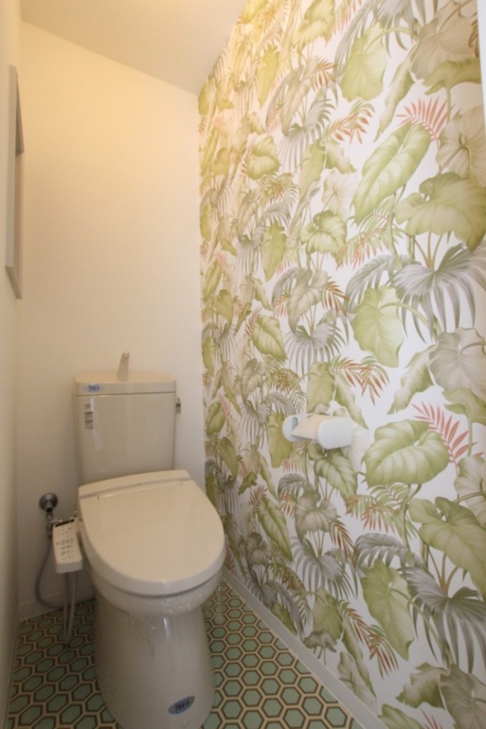 トイレもナチュラルテイストの壁紙が貼られている。