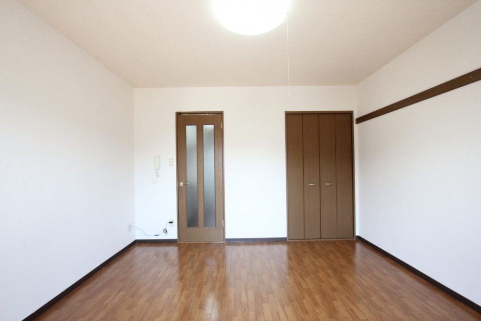 生活スペースとなる洋室。左が廊下へのドア、右がクローゼット