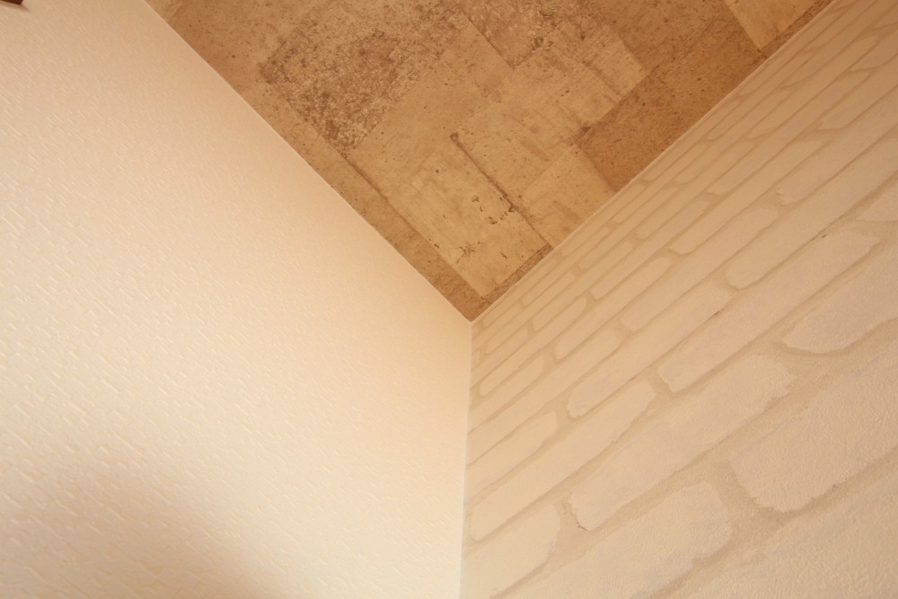 天井と壁2面。