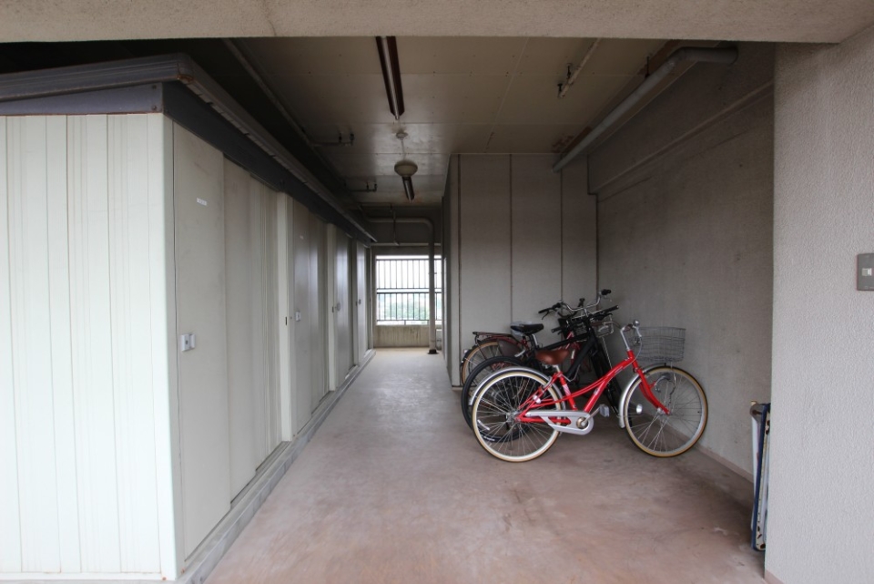 各フロアに自転車置場と専用倉庫がある。