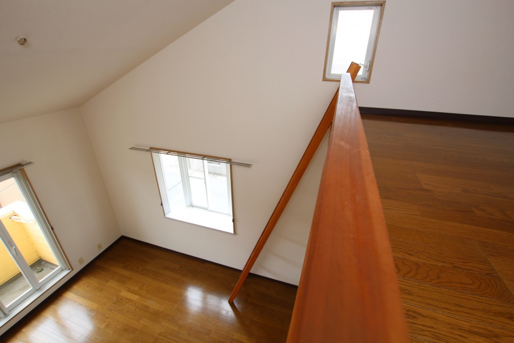 角部屋の特典、他部屋より２ヶ所窓が多く室内明るいです。