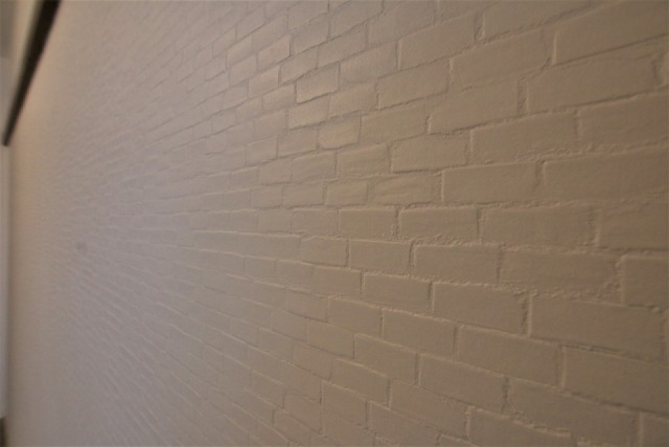 反対の壁は白い煉瓦調で洒落ています。