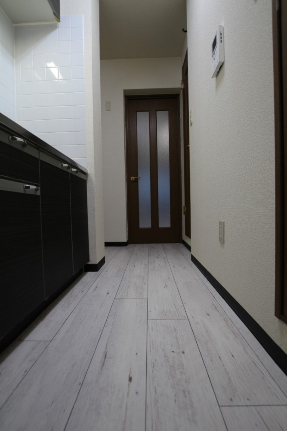 キッチンスペースの床材は室内とお揃い。