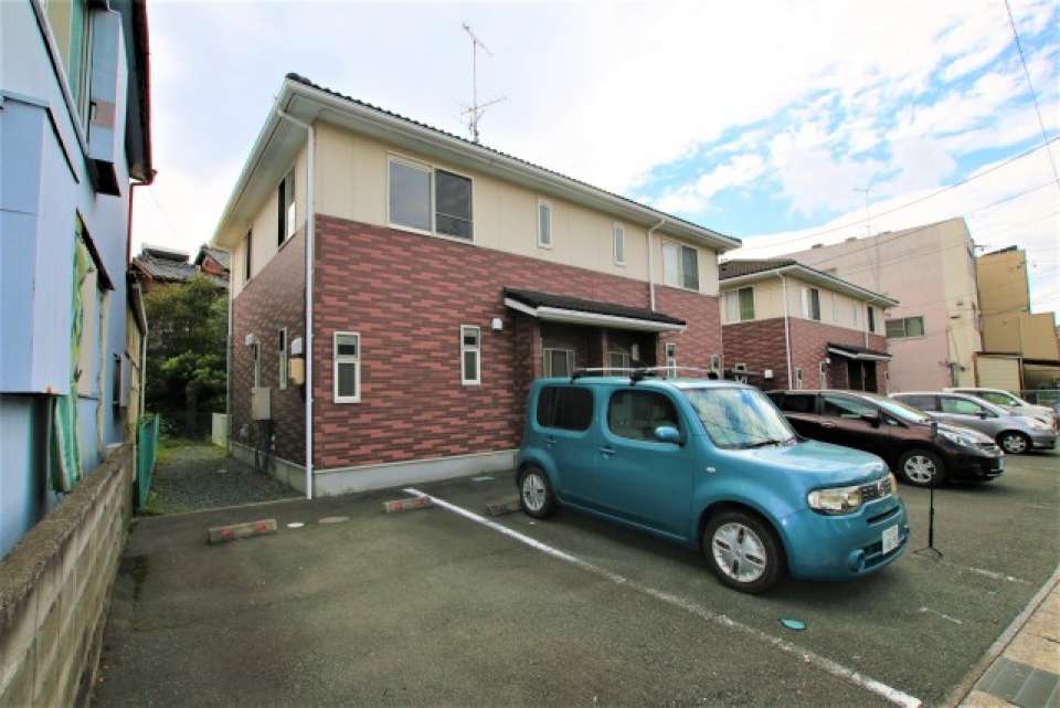 建物外観。車は弊社のものになります笑