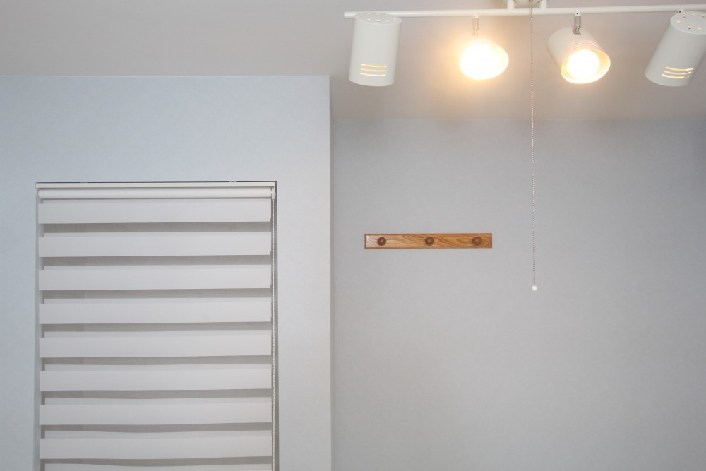ライトブルーの壁紙は4連スポット照明との相性抜群。