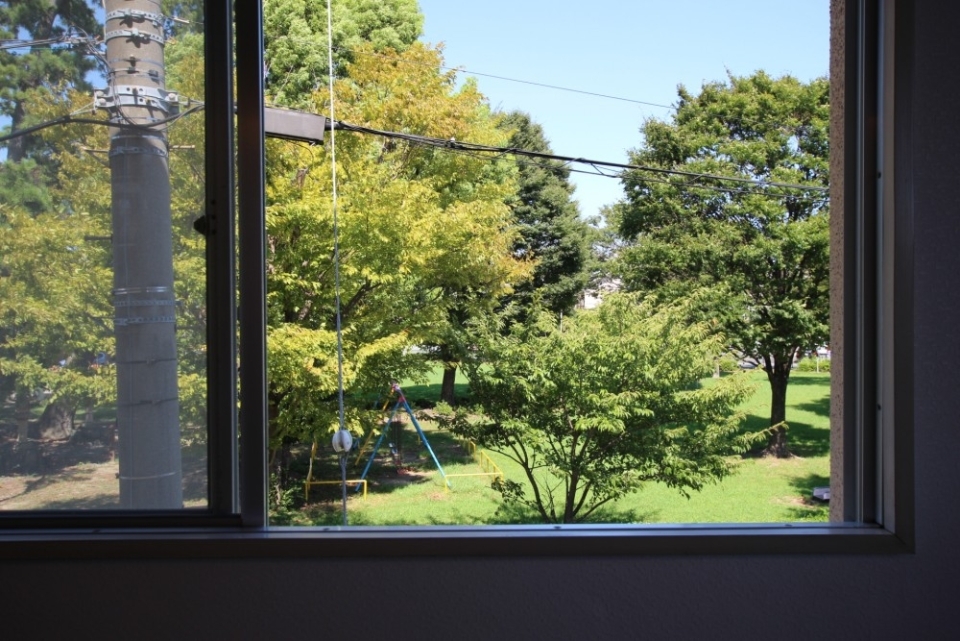 窓からは公園の緑が視界に入る。