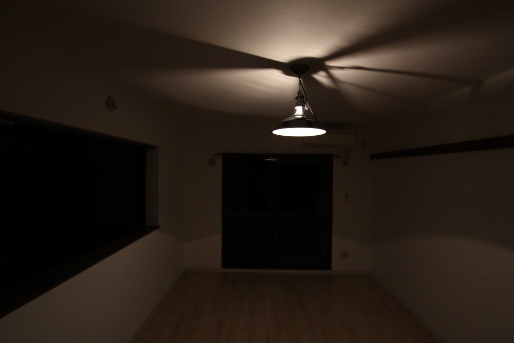 ライトカバーから漏れる光が天井を幻想的に描いています。