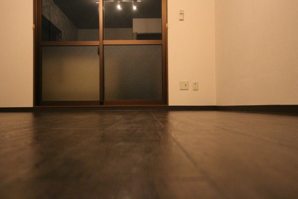 床もダークカラーで空間を演出しています。