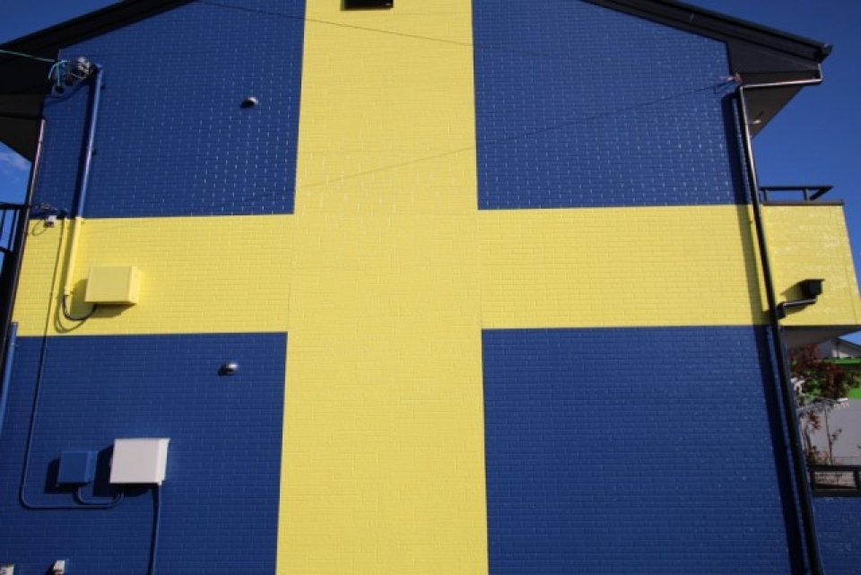 スウェーデン国旗柄にペイントされた派手な外観。