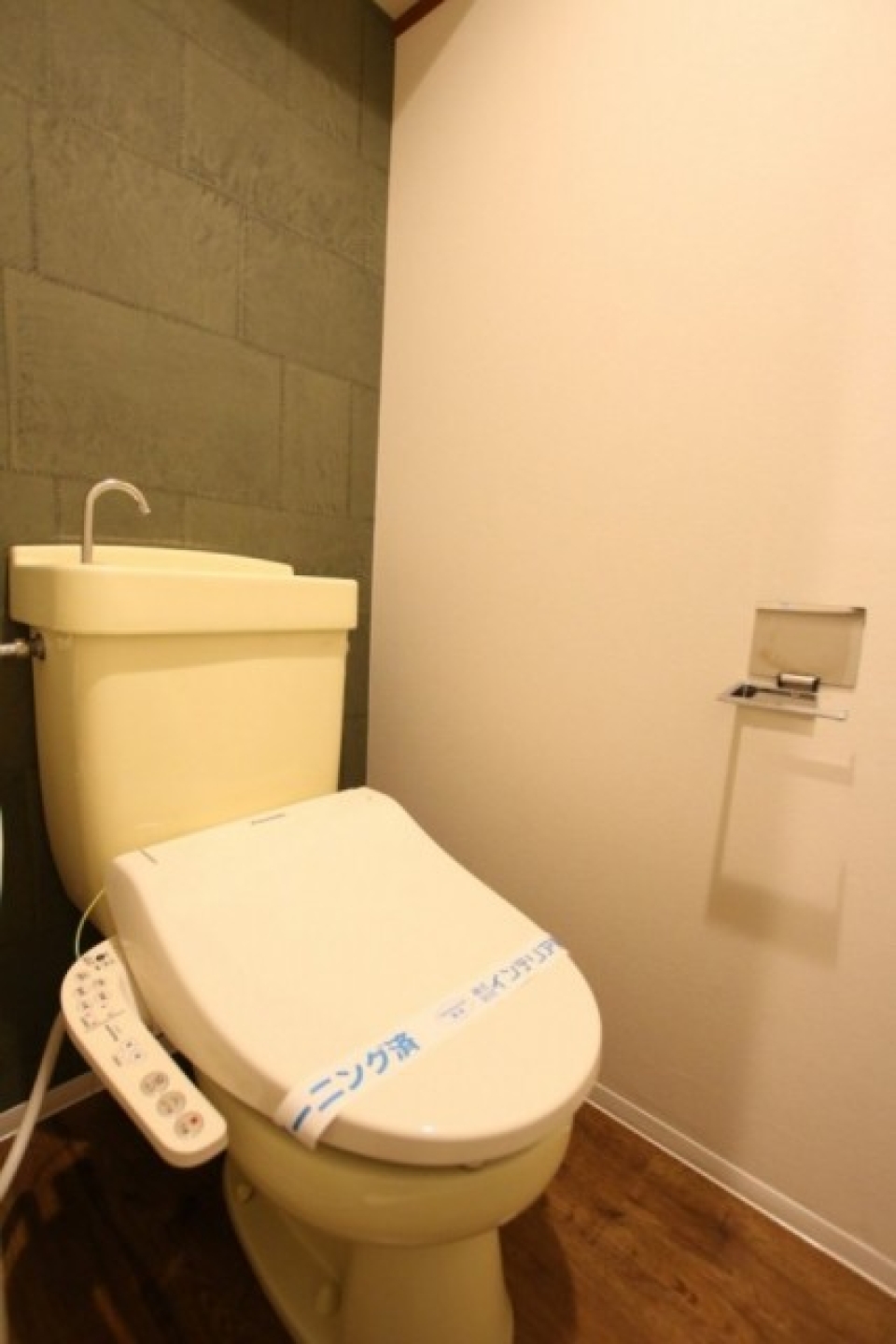 トイレにも温水洗浄便座が設置されています
