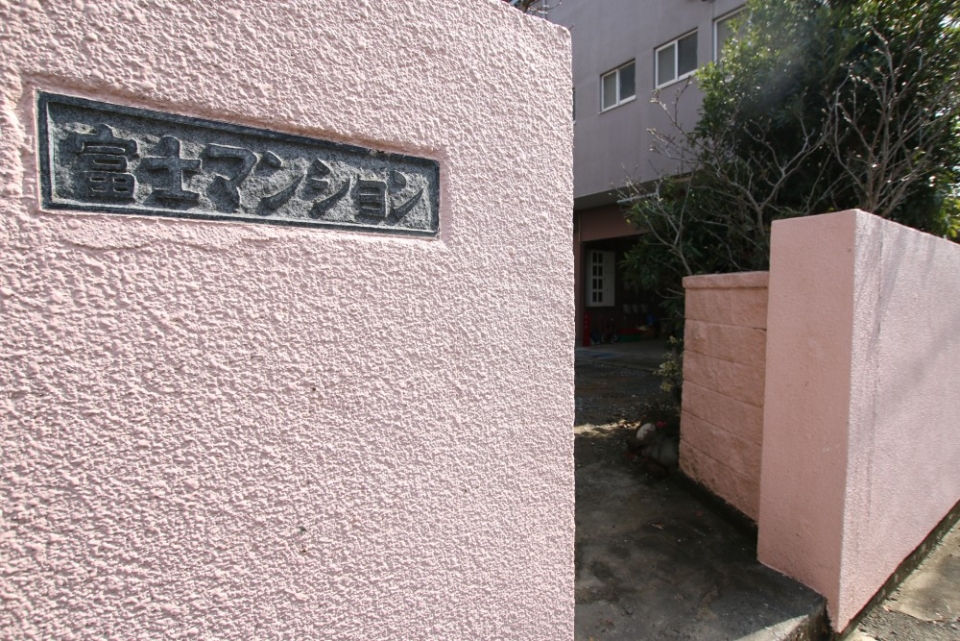 ちょうどいいピンクの塀の先には中庭が。