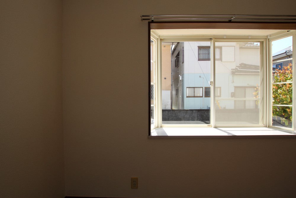 LDKの窓は出窓タイプで採光が限られる。