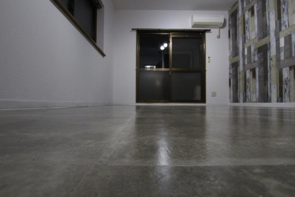床に光が反射してコンクリート調の良さを感じます。