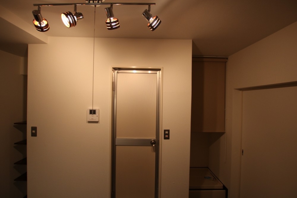 DKスペースも４連スポット照明のお洒落空間。