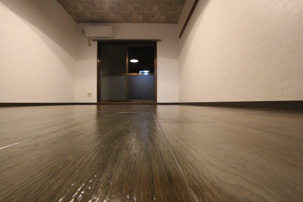 ヴィンテージ家具がマッチする床の色合い。