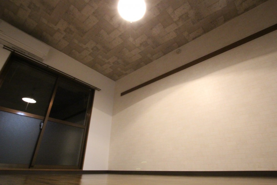 天井にはコンクリートブロック風の壁紙を使用。