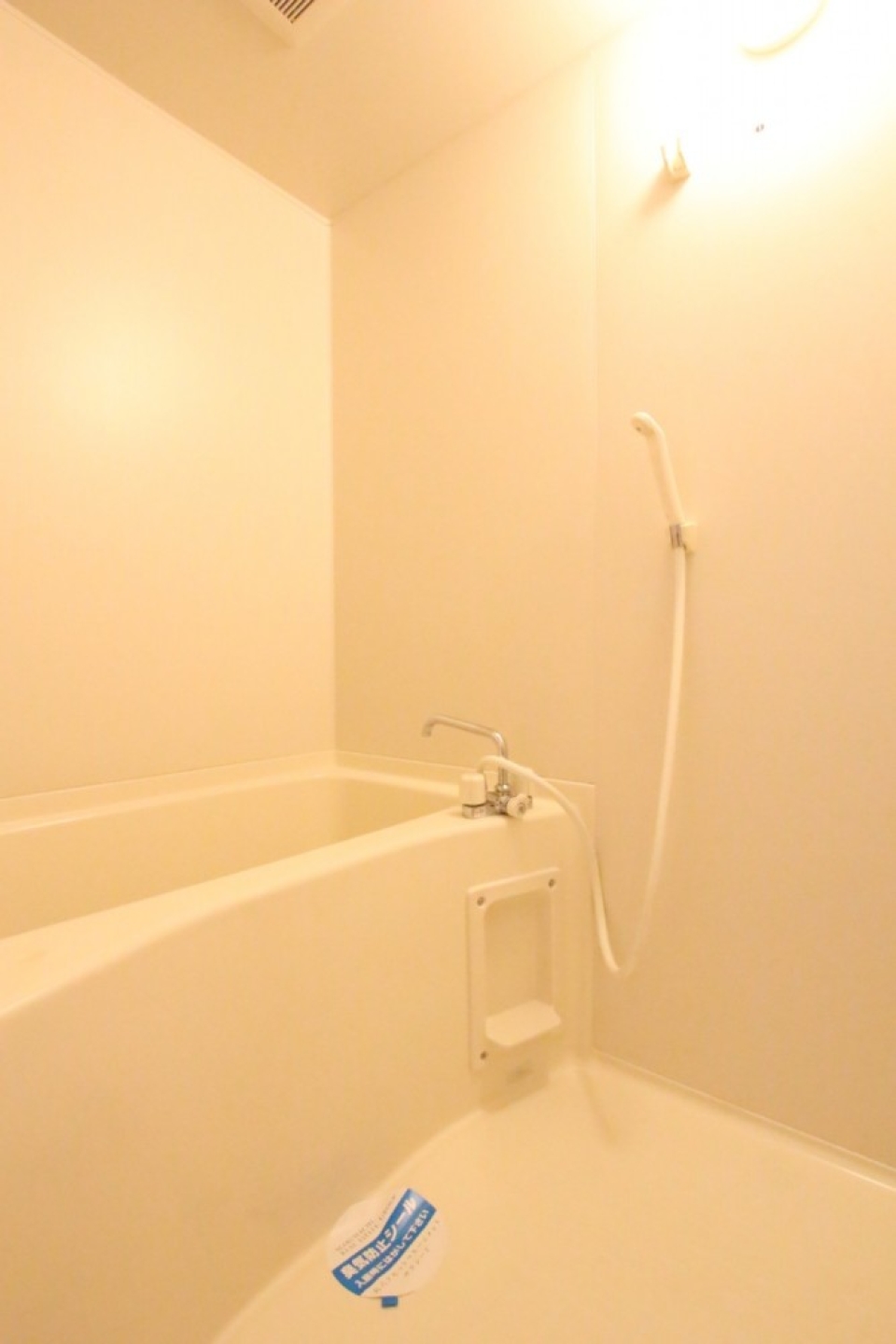 THEシンプル浴室は白一色。