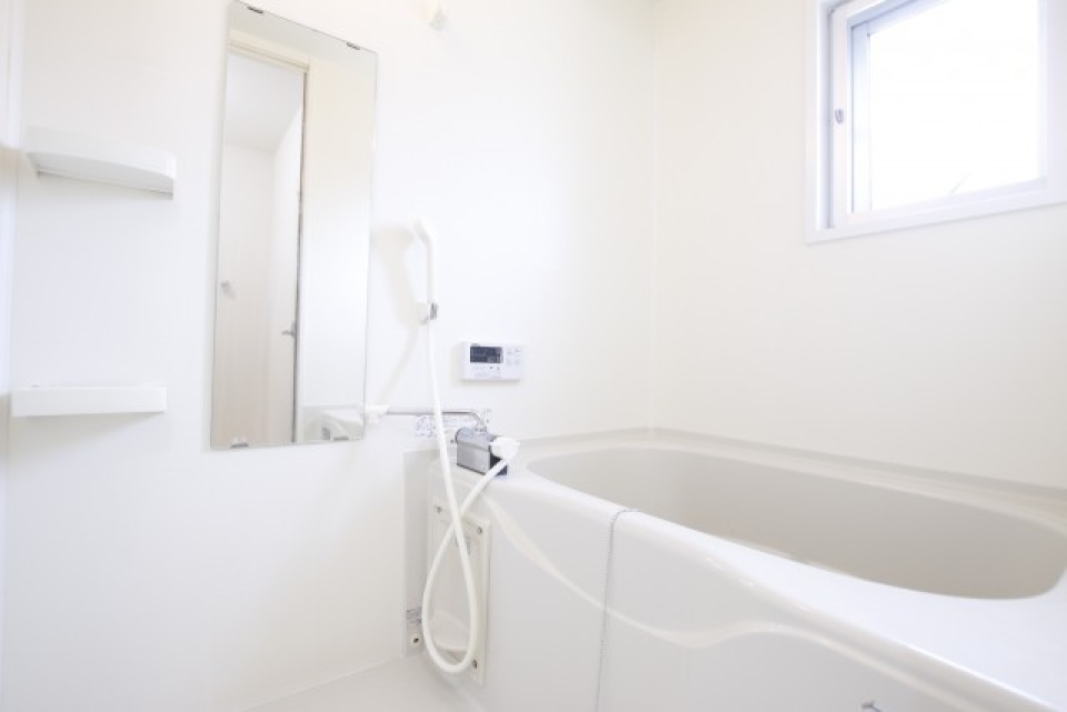 浴室は追い焚き機能付き＋で換気窓も。