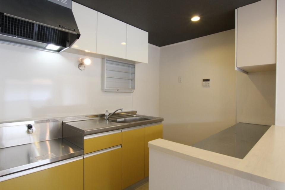 キッチンとは別に調理スペースの確保されたキッチン空間。