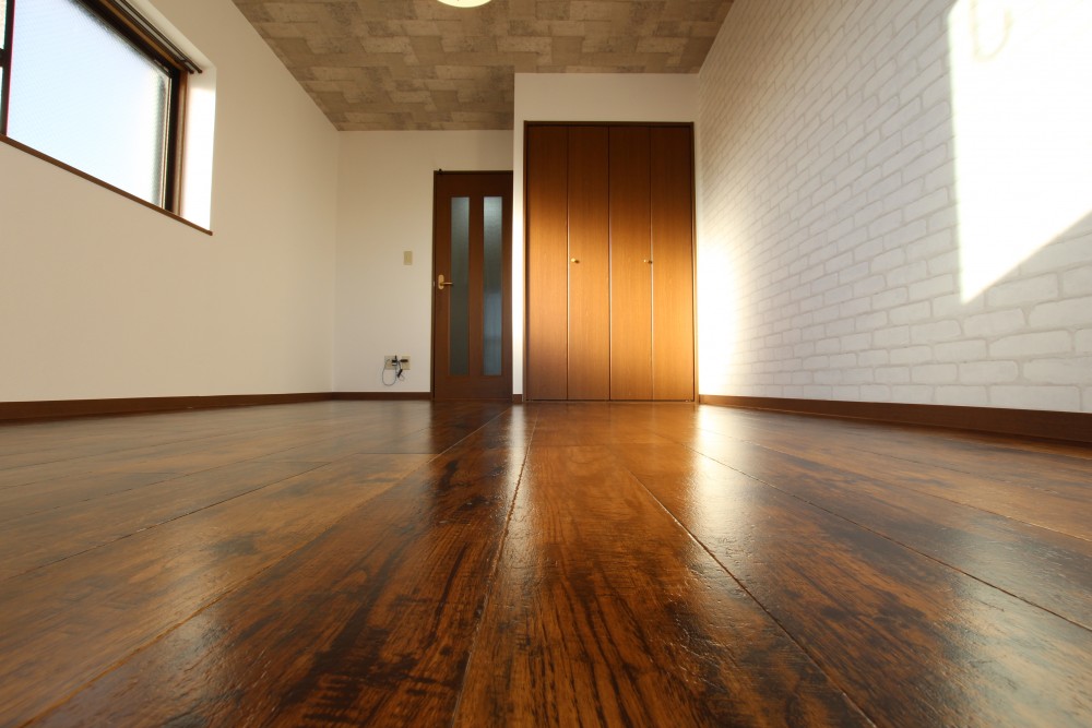 ヴィンテージ家具がマッチする床の色合い。