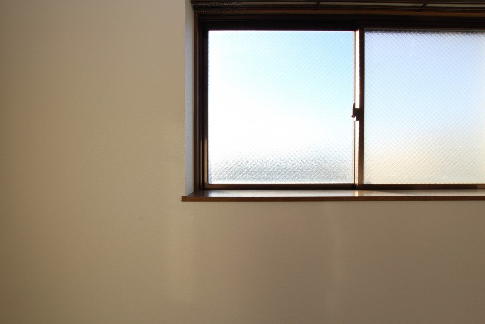 角部屋の特権、＋αの窓が部屋に光を取り入れる。