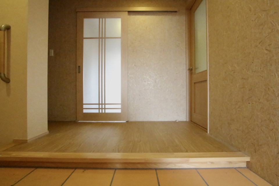 土間からLDKへは一段上がるようになっている