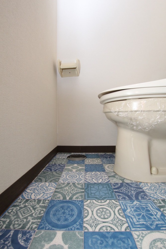 トイレの床はド派手デザイン。