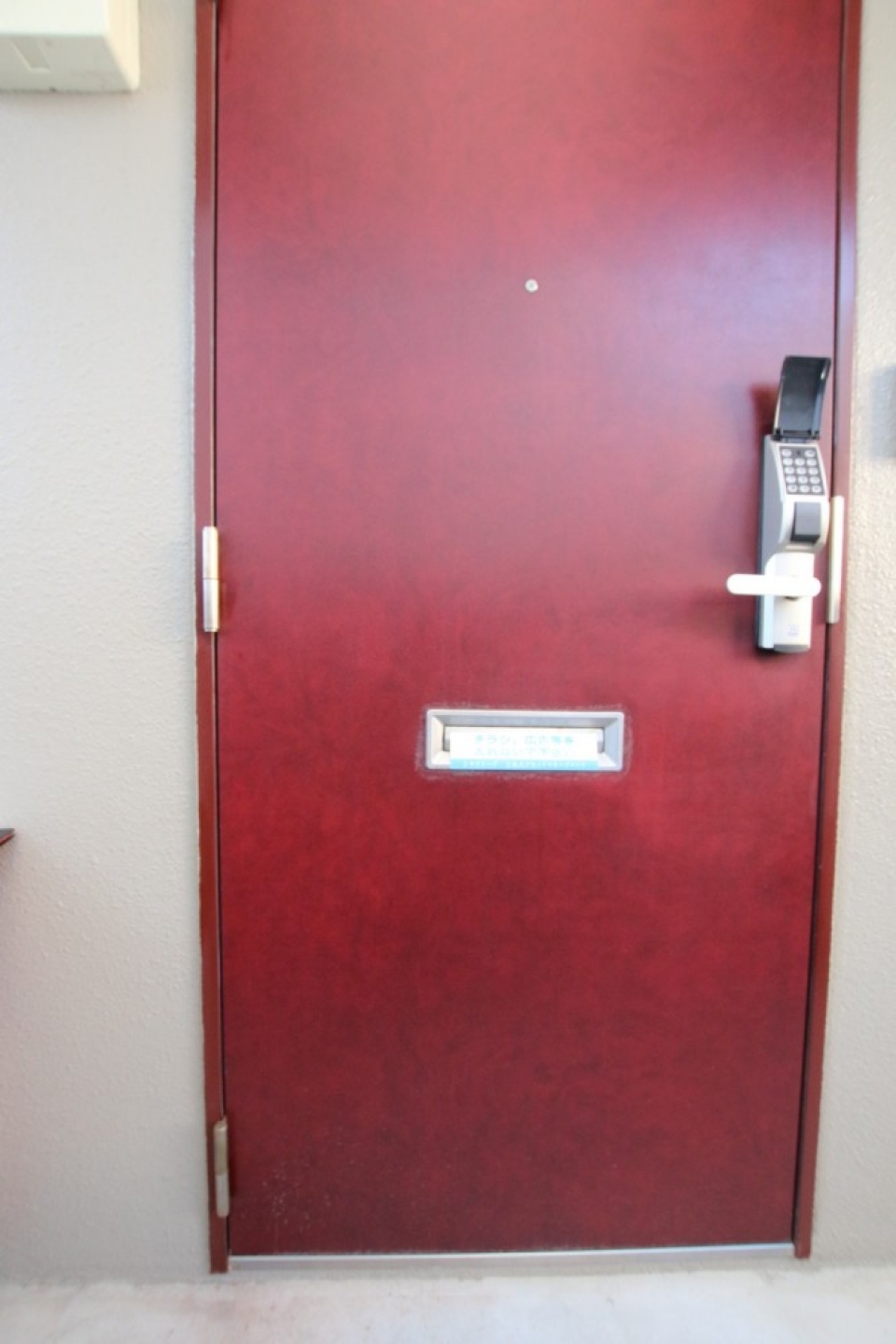 玄関扉は赤。カギはデジタルロック式。