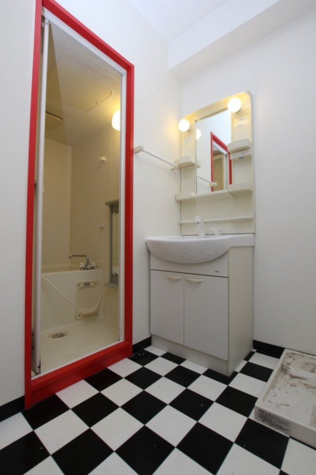 イタリアンレッドで囲まれる浴室の入口。