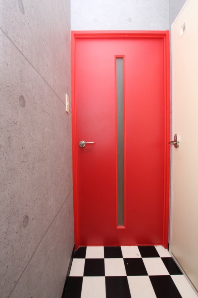 真っ赤な扉が男心をくすぐる。